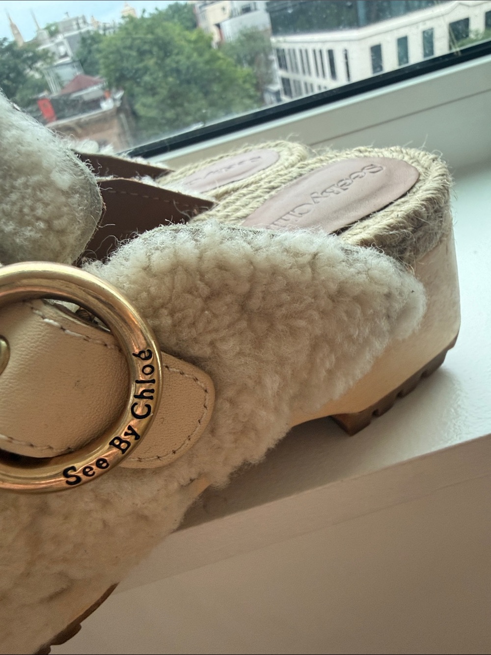 See By Chloe Kids Cream Faux-Shearling Slip-On Clogs with Gold Ring - Picture 6 of 9